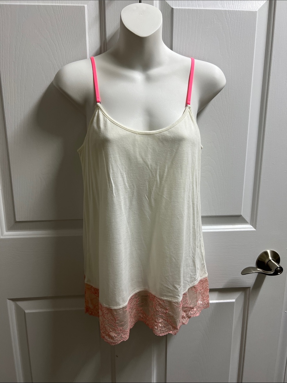American Eagle Outfitters Ivory off white camisole Blush Lace Hem built in bra M